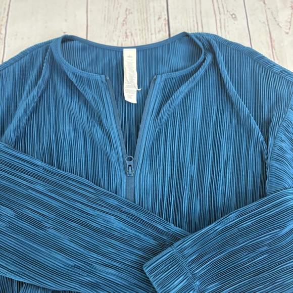 Alo Micro Plisse Set Cropped Jacket & High Waist Straight Leg Pant Eclipse Blue - Picture 7 of 13